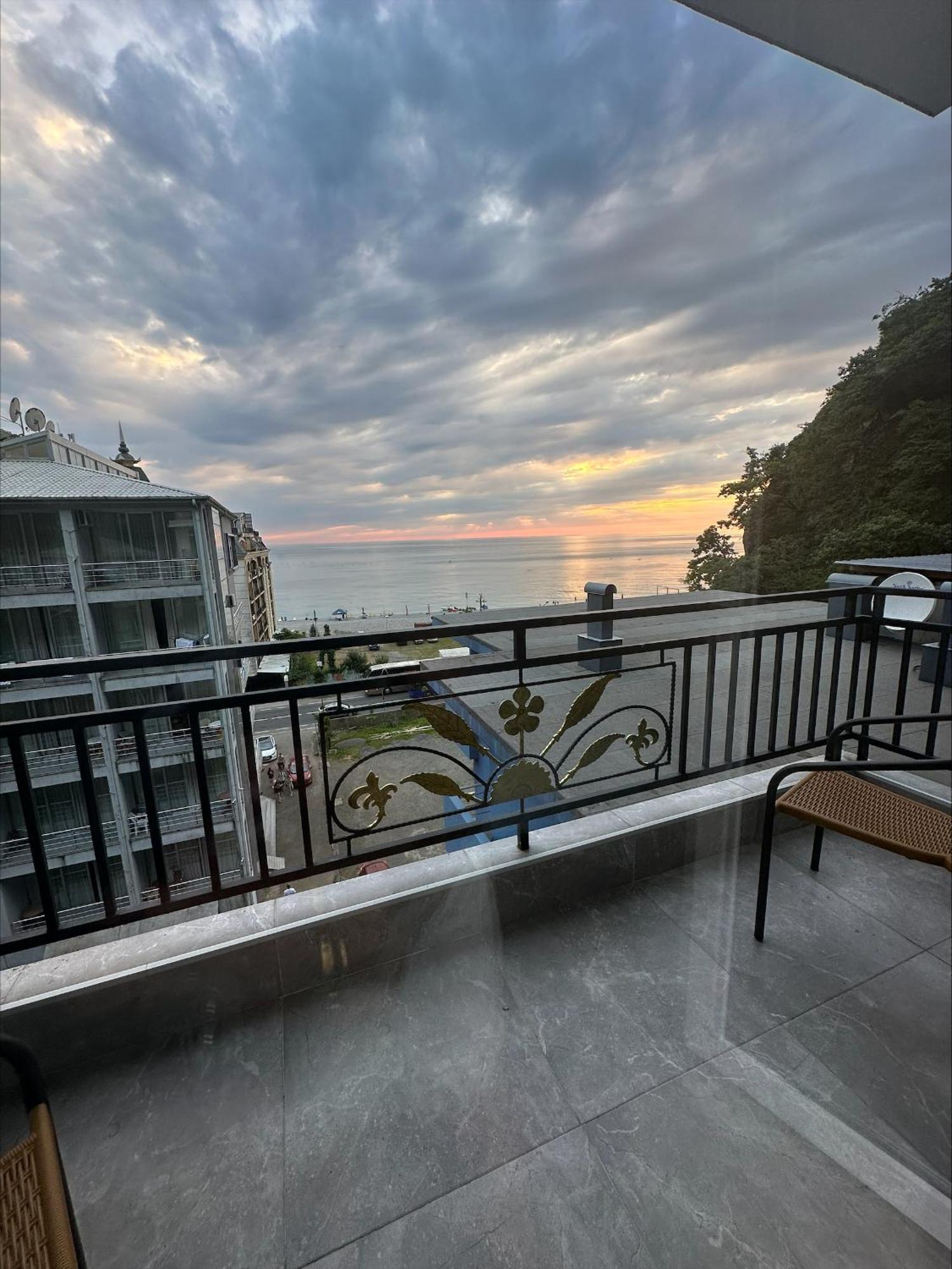 Woodsea Hotel Batumi Exterior photo